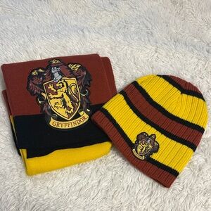 Bioworld Gryffindor Kids Hat and Scarf Set - Yellow and Brown